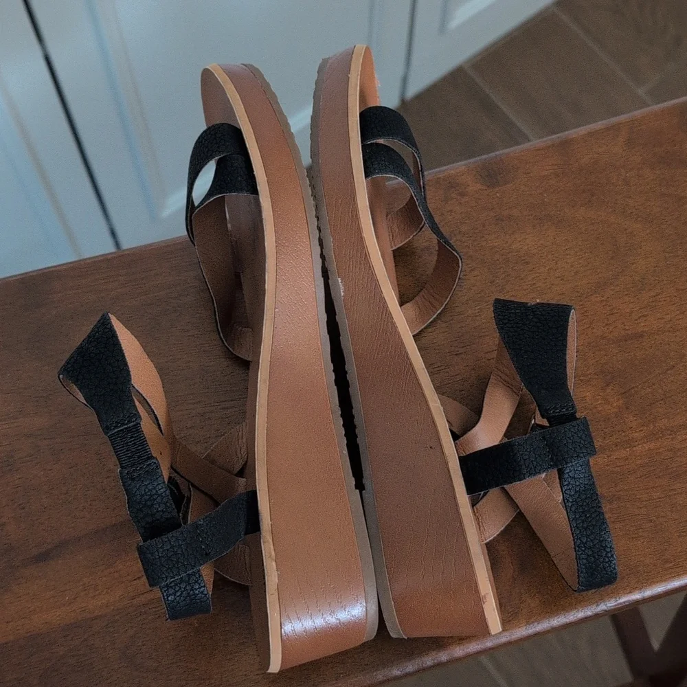 Lucky Brand Black Strappy Sandals with Tan Footbed Size 8.5 - Picture 7 of 8